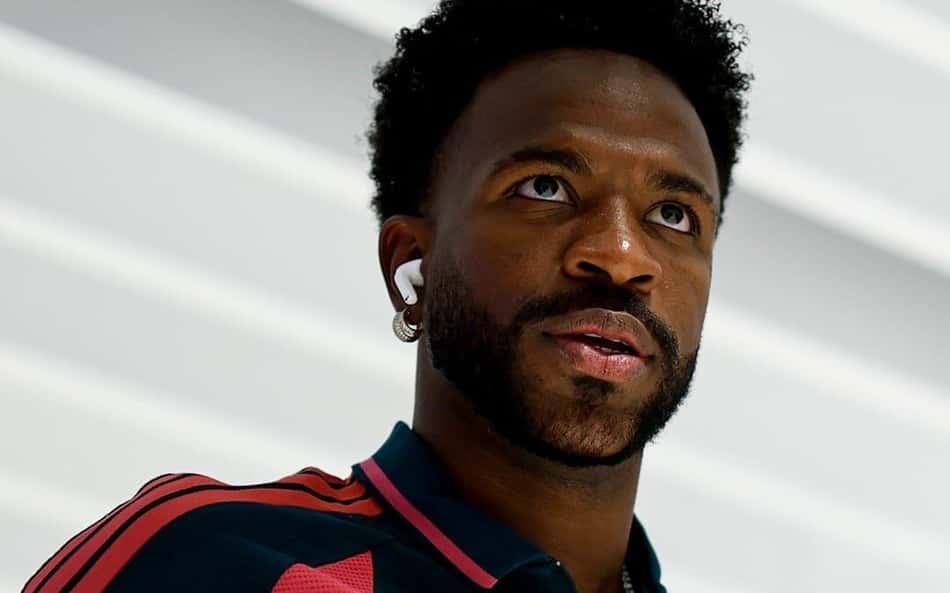 Vini Jr chega ao estádio para duelo entre Real Madrid e Rayo Vallecano