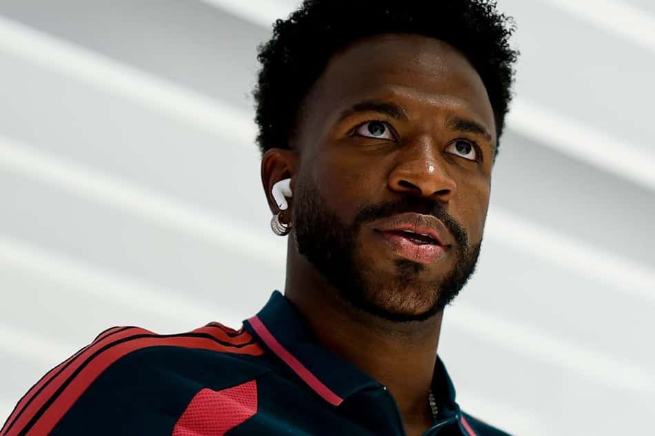 Vini Jr chega ao estádio para duelo entre Real Madrid e Rayo Vallecano