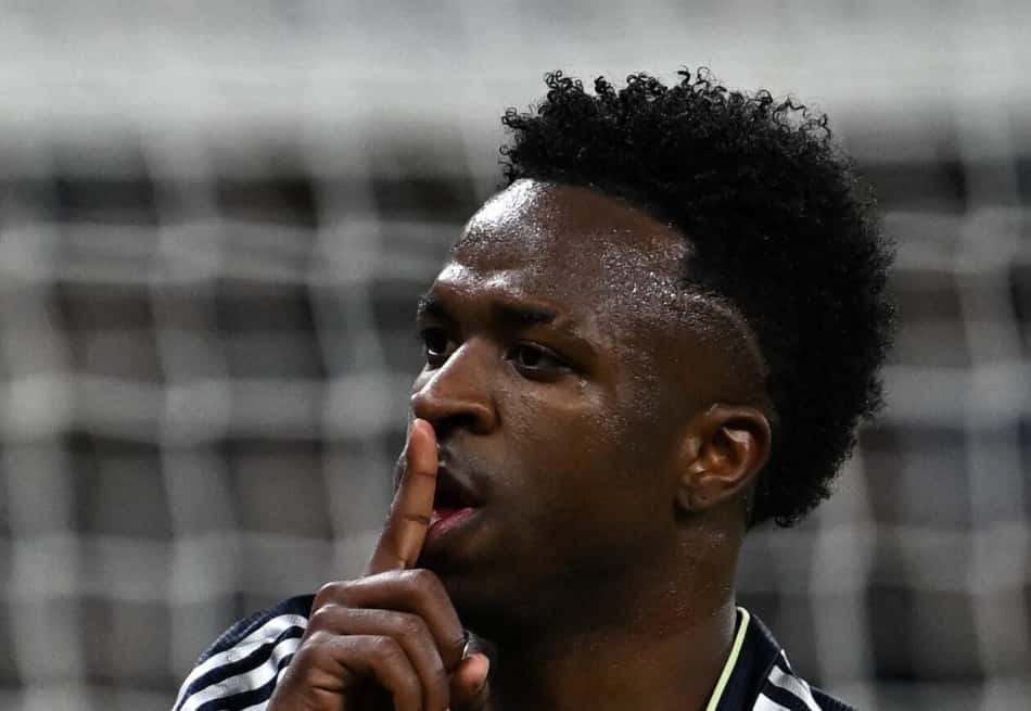 Vini Jr comemora gol do Real Madrid sobre o Manchester City, na Champions League