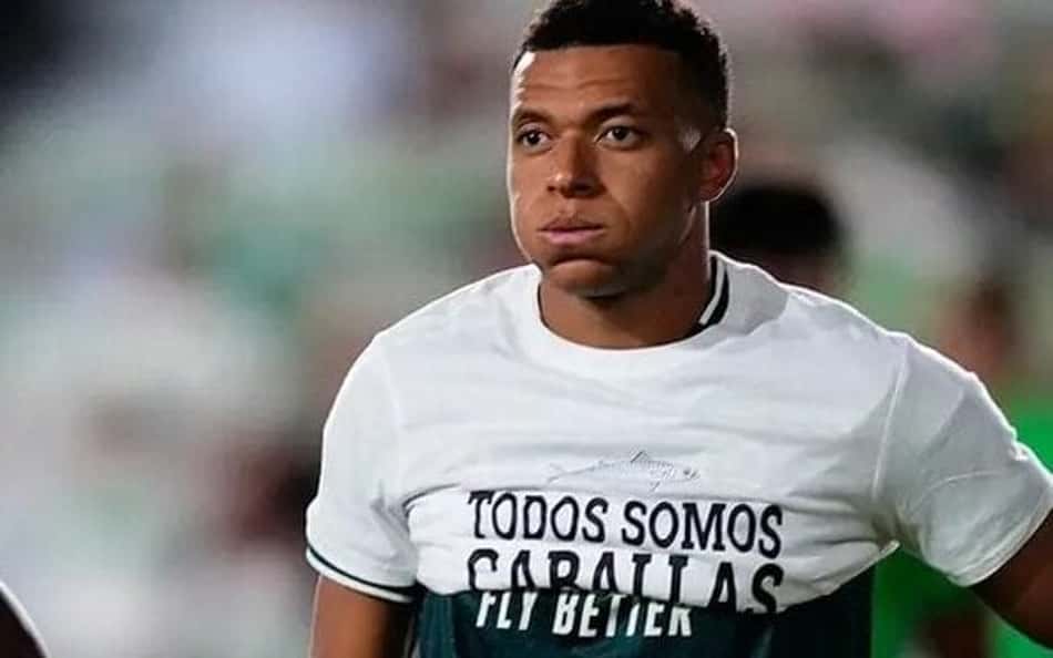 Vini Jr e Mbappé usando a camisa "TodosSomosCaballas" (Foto: Reprodução/X)