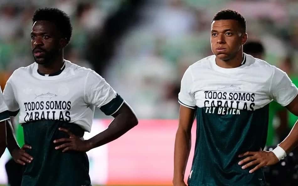 Vini Jr e Mbappé usando a camisa "TodosSomosCaballas" (Foto: Reprodução/X)