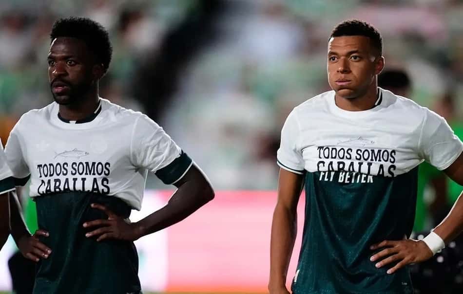 Vini Jr e Mbappé usando a camisa "TodosSomosCaballas" (Foto: Reprodução/X)