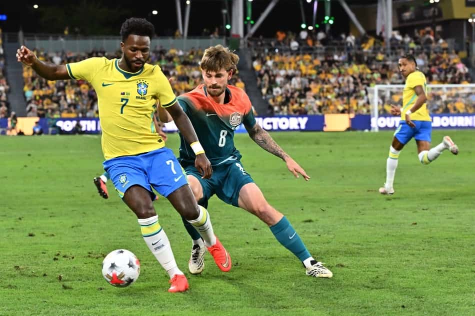 Vini Jr. recebe a marcação de um jogador da Austrália no amistoso