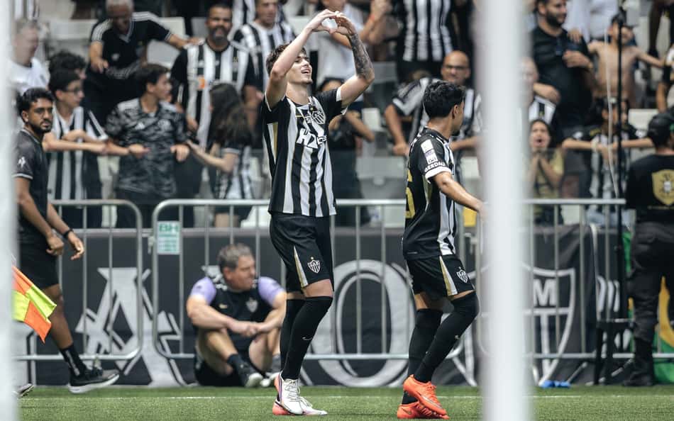 Vitão celebra gol (Foto: Pedro Souza / Atlético)