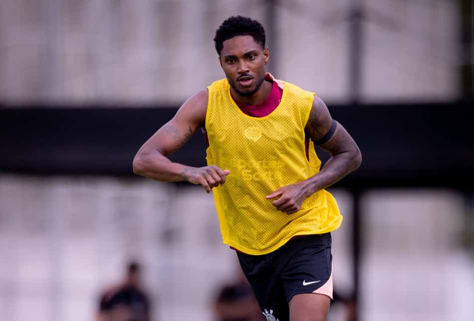 Vitinho durante treinamento pelo Corinthians