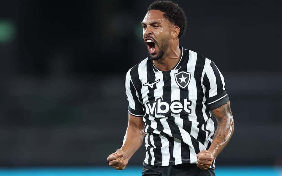 Vitinho marca o gol de empate entre Botafogo e Bragantino, pelo Campeonato Brasileiro