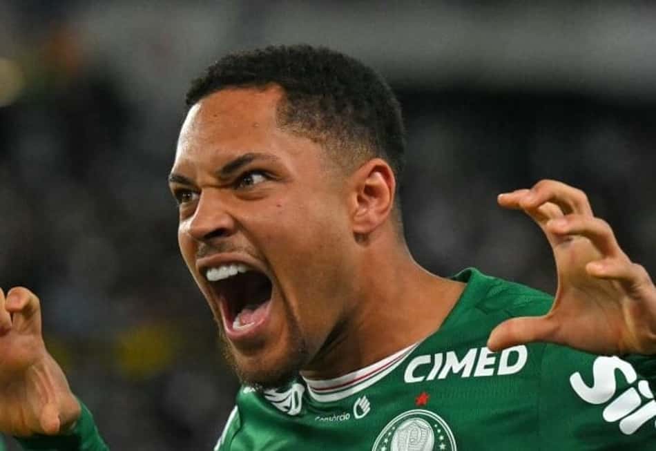 Vitor Roque comemora após marcar de pênalti na classificação do Palmeiras