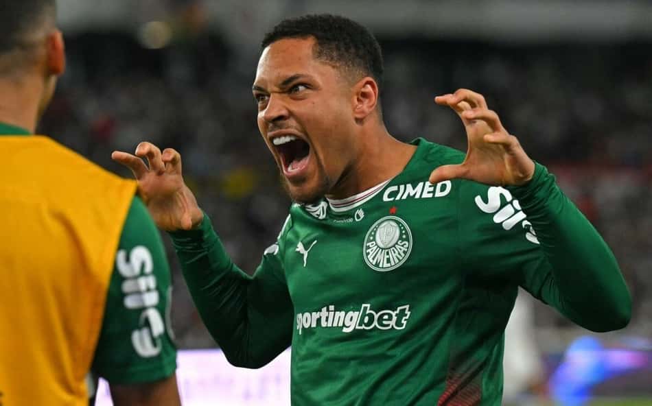Vitor Roque comemora após marcar de pênalti na classificação do Palmeiras