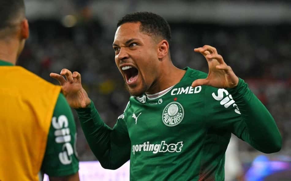 Vitor Roque comemora após marcar de pênalti na classificação do Palmeiras