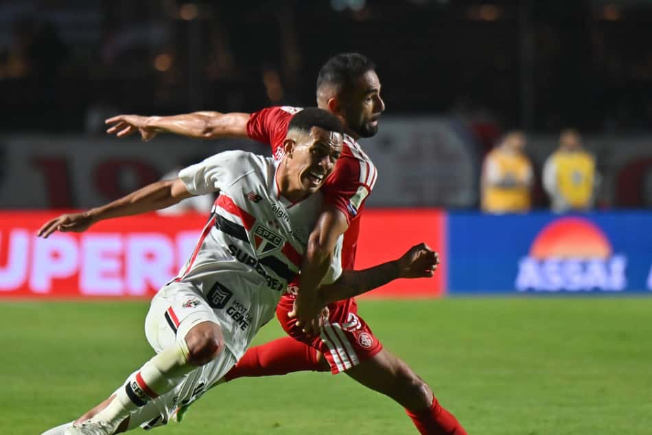 Volante foi titular na vitória do São Paulo contra o Internacional (Foto: Jota Erre/AGIF/Folhapress)