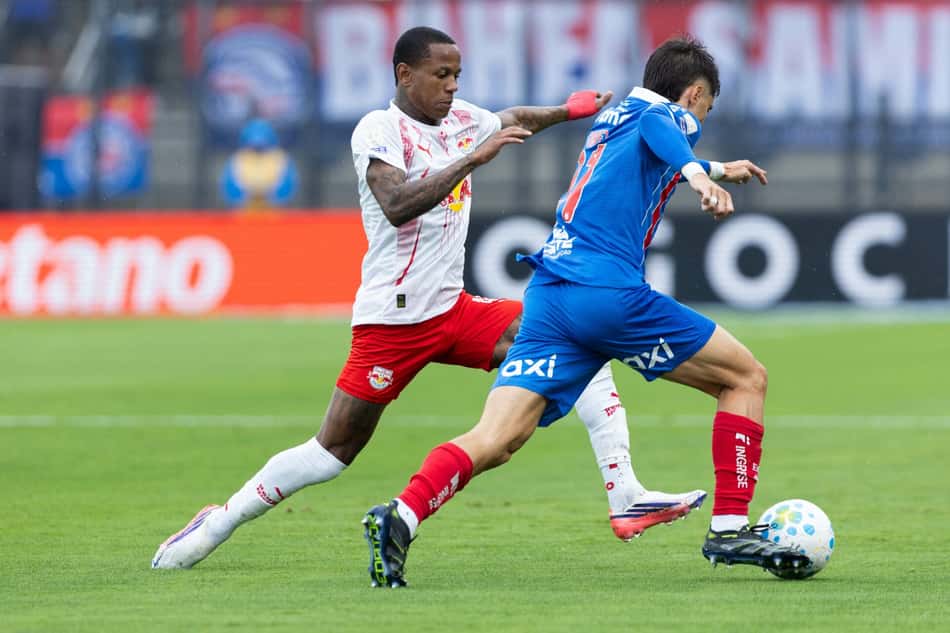 Wallace Yan em dividida com jogador do Bahia