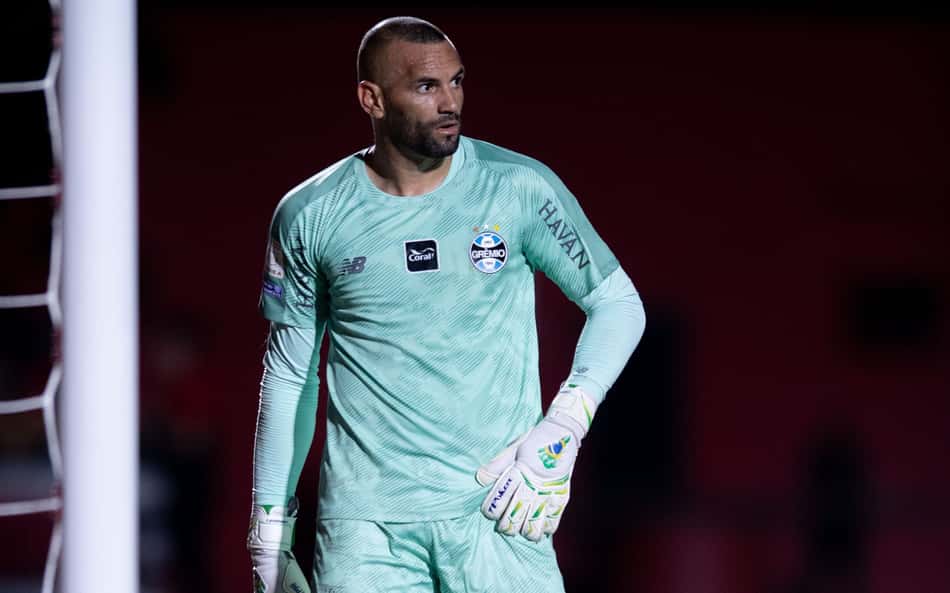 Weverton, goleiro do Grêmio, com a mão esquerda na cintura