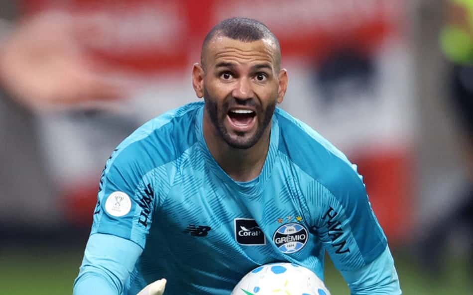 Weverton, goleiro do Grêmio, em jogo contra o Internacional