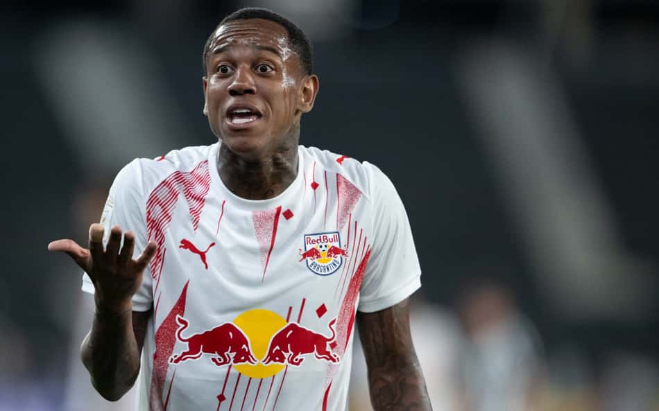 Wallace Yan foi expulso em Botafogo e Bragantino, pelo Campeonato Brasileiro