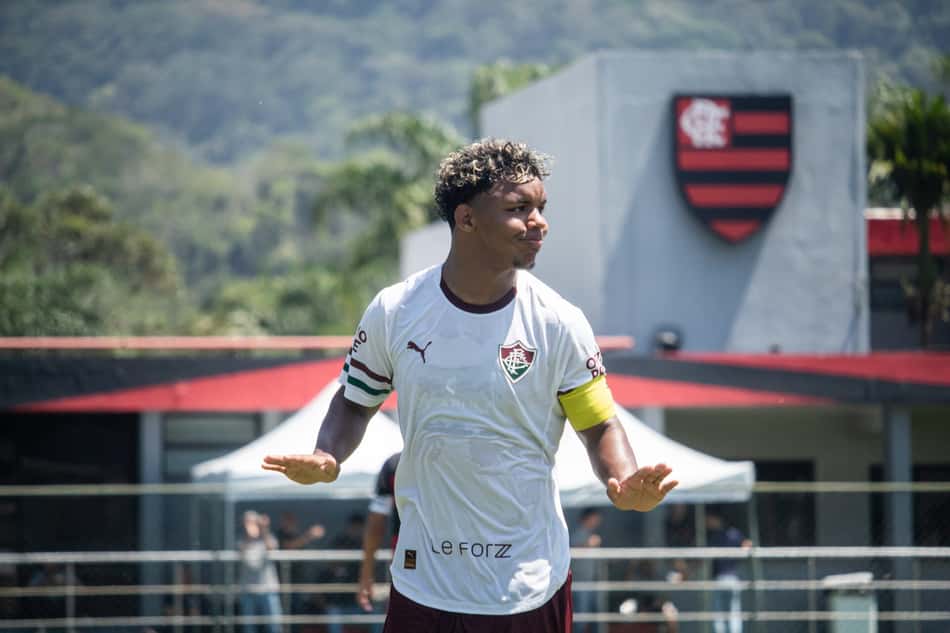 Wesley Natã comemora gol do Fluminense contra o Flamengo