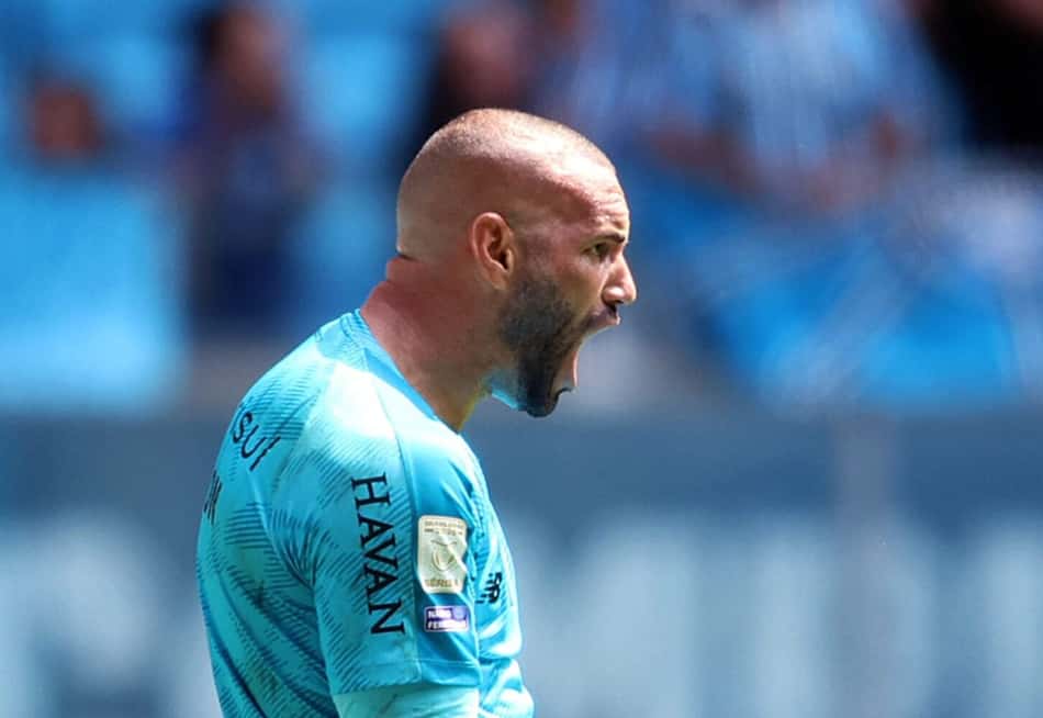 Weverton comemora uma das grandes defesas no empate entre Grêmio e Palmeiras