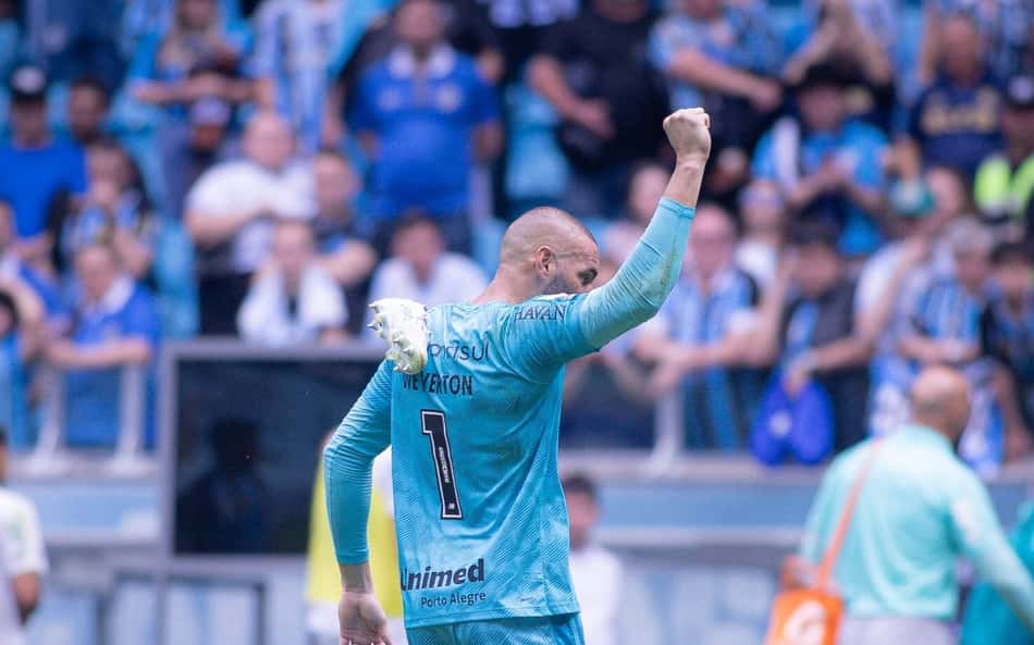 Weverton é ovacionado ao deixar o gramado após o empate entre Grêmio e Palmeiras