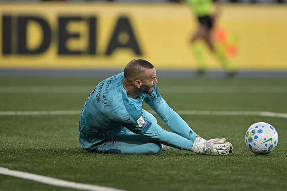Weverton em ação pelo Grêmio
