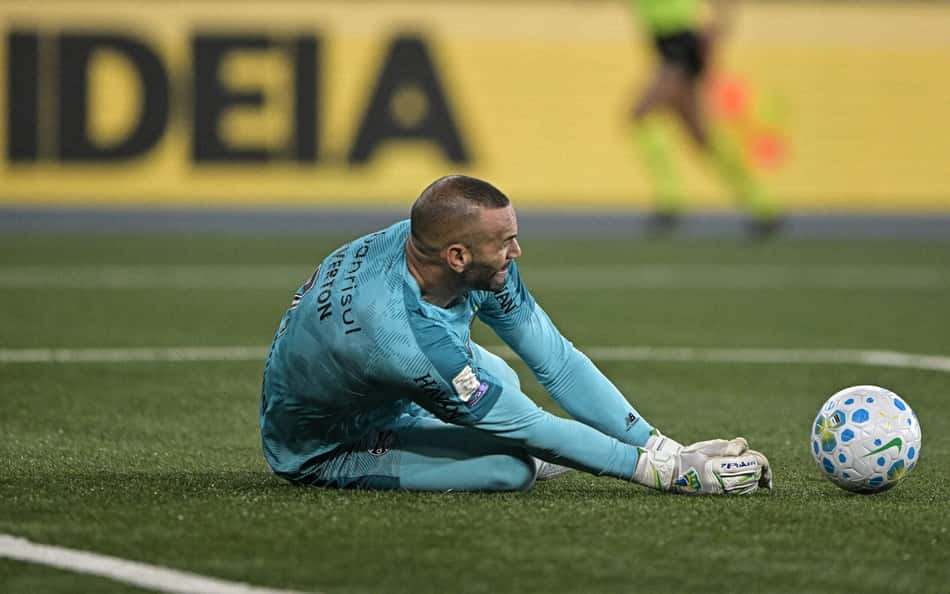 Weverton em ação pelo Grêmio