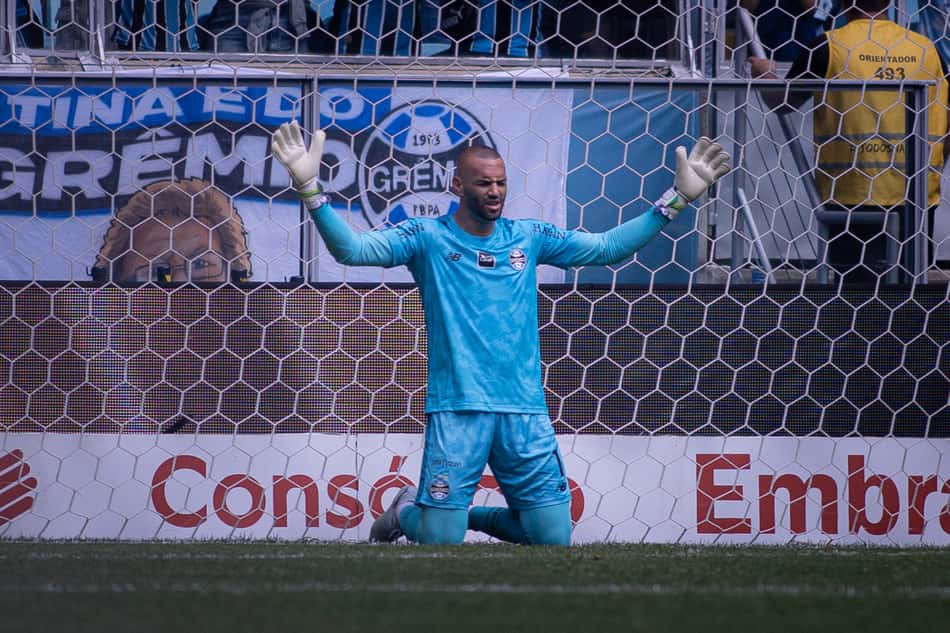 Weverton faz oração no empate entre Grêmio e Palmeiras em Porto Alegre