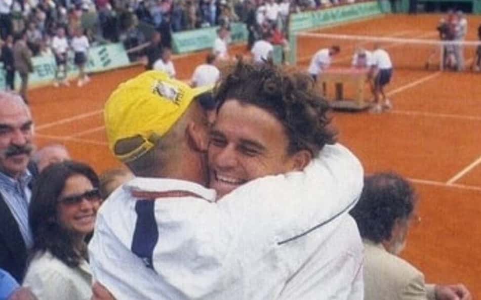 Larri Passos e Guga Kuerten se abraçam após um dos títulos em Roland Garros (Reprodução)