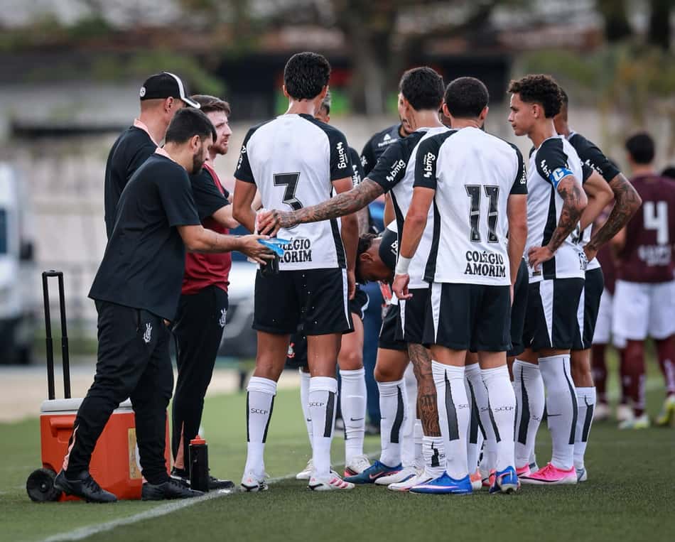 Willian Batista e elenco durante trabalho na temporada