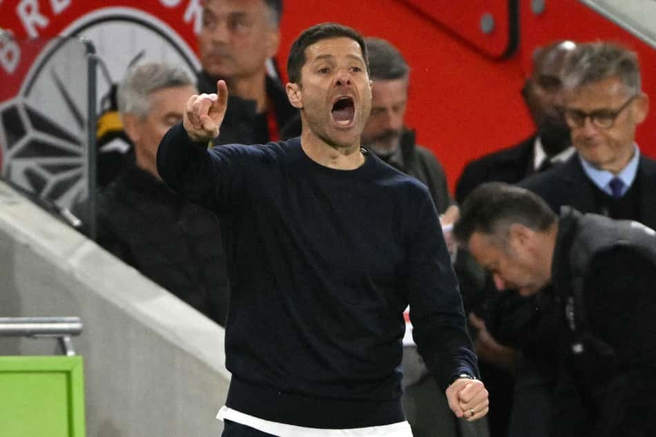 Xabi Alonso, treinador do Chelsea, gritando