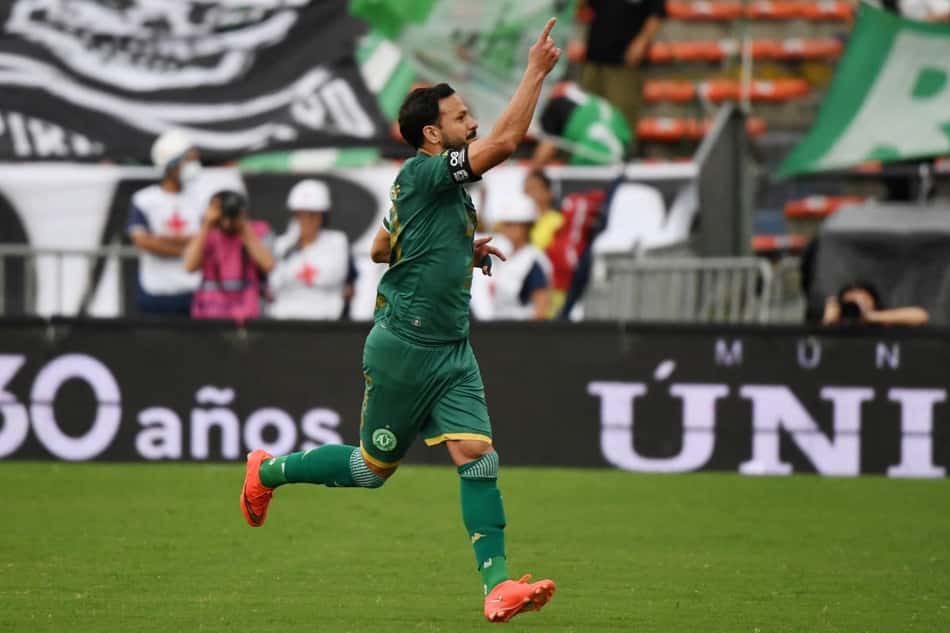 Yago Felipe comemorando gol marcado em jogo da amizade