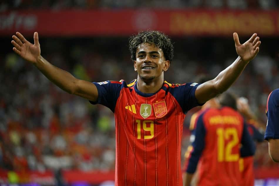 Yamal abre os braços para comemorar o terceiro gol da Espanha sobre a Croácia