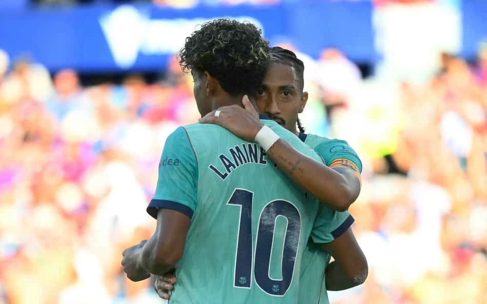 Yamal comemorando o gol marcado junto com Raphinha (Foto: Jose Jordan / AFP)