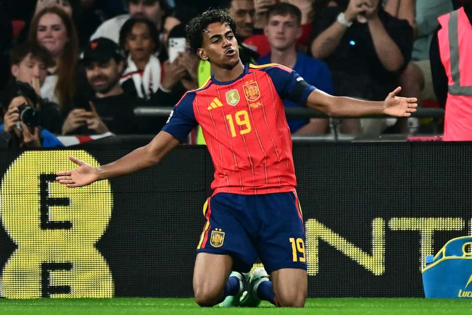 Lamine Yamal comemora o primeiro gol da Espanha contra a Inglaterra em partida da Liga das Nações em Wembley. (Foto: Ben Stansall/AFP)