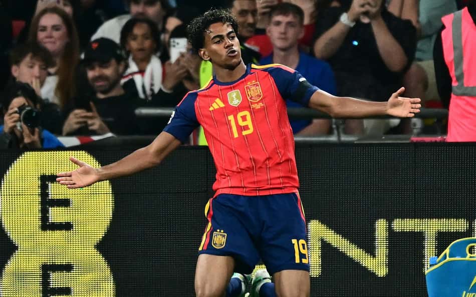 Lamine Yamal comemora o primeiro gol da Espanha contra a Inglaterra em partida da Liga das Nações em Wembley. (Foto: Ben Stansall/AFP)