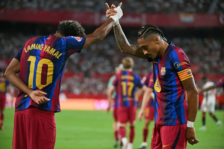 Yamal e Raphinha comemorando gol em Barcelona e Sevilla, na La Liga