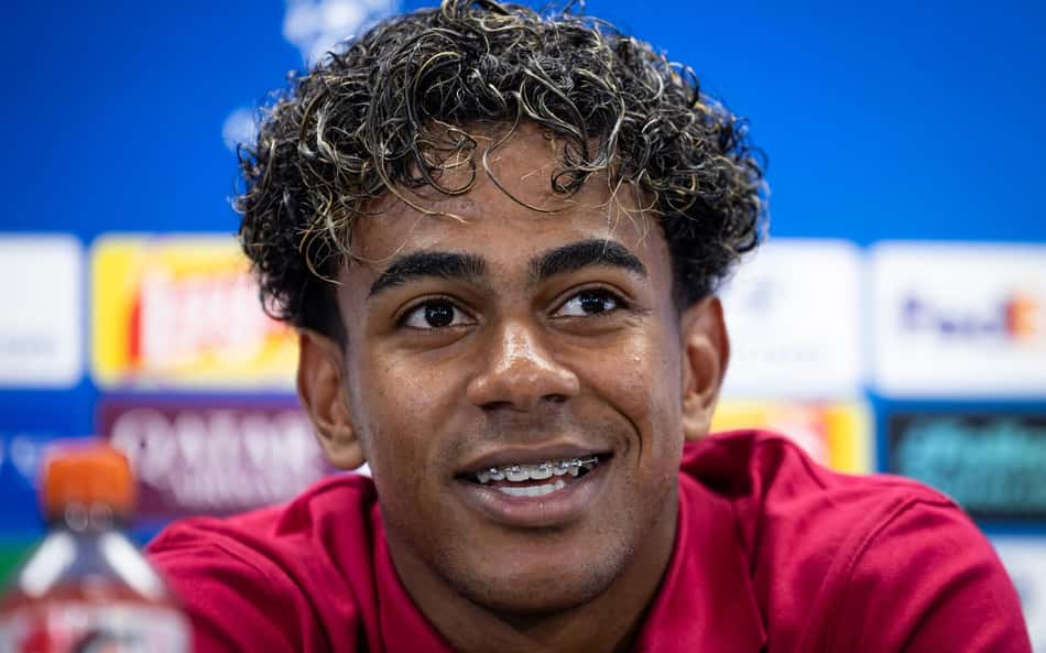 Yamal em entrevista coletiva antes da estreia do Barcelona na Champions League
