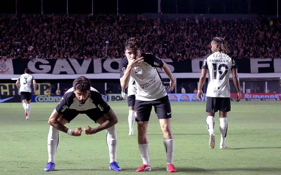 Yuri Alberto e Breno Bidon durante partida pelo Corinthians.