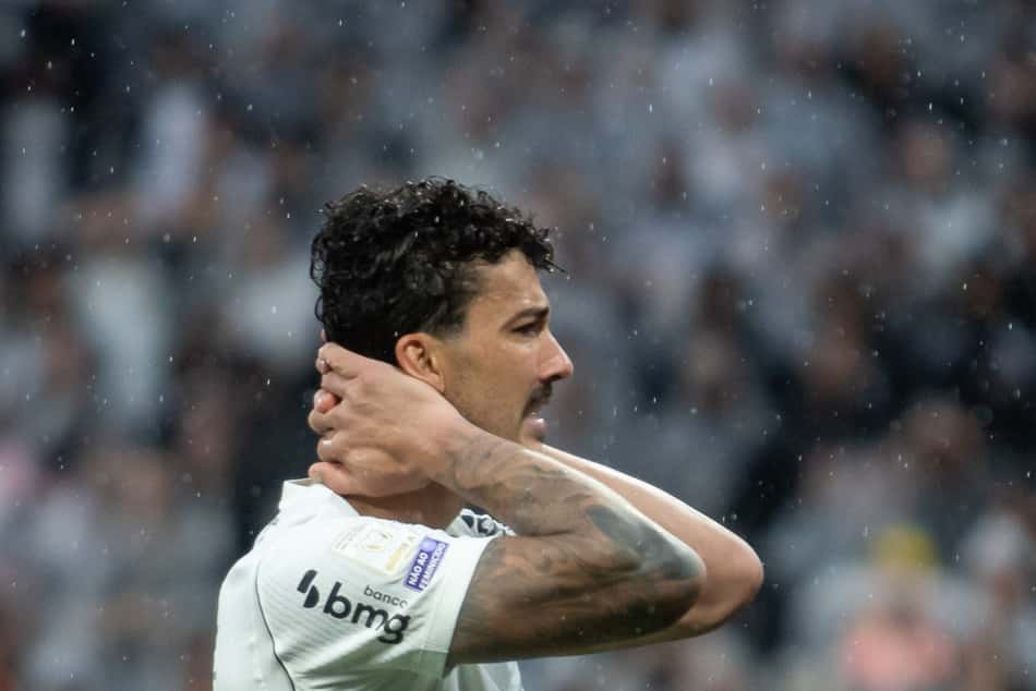 Zagueiro desabafou durante a zona mista (Foto: Rodilei Morais /Fotoarena/Folhapress)
