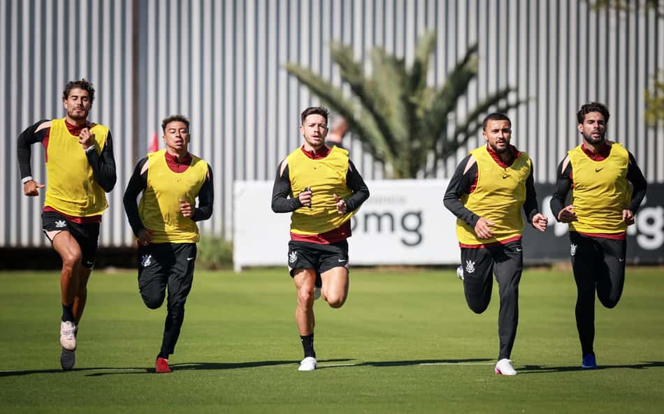 Zakaria Labyad ao lado dos atletas do Corinthians