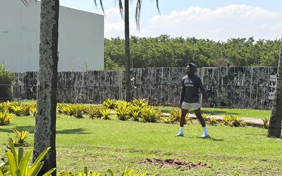 Zay Flowers e Marlon Humphrey, do Baltimore Ravens, fizeram aquecimentos no gramado do hotel em que estão hospedados no Rio de Janeiro (Foto: João Pedro Rodrigues/Lance!)