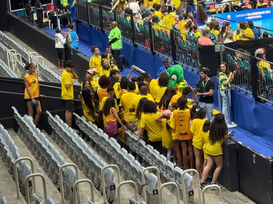 Zecaré, mascote do vôlei, no Brasil x Argentina (Foto: Guilherme Veiga;Lance!)
