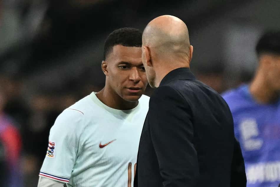 Zidane cumprimentando Mbappé após sua saída