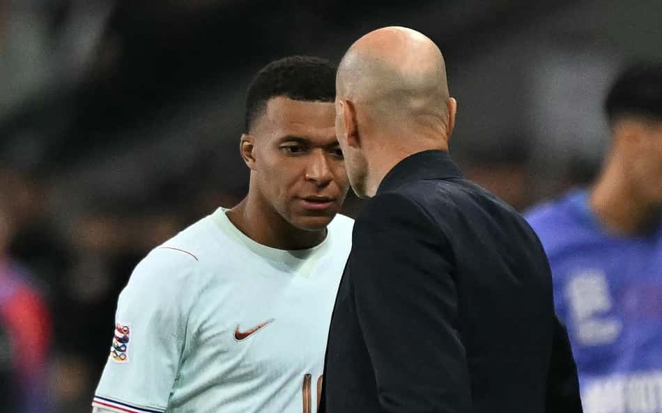 Zidane cumprimentando Mbappé após sua saída