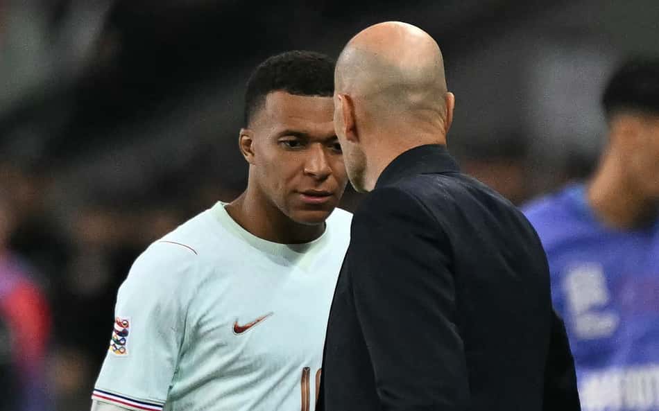 Zidane cumprimentando Mbappé após sua saída