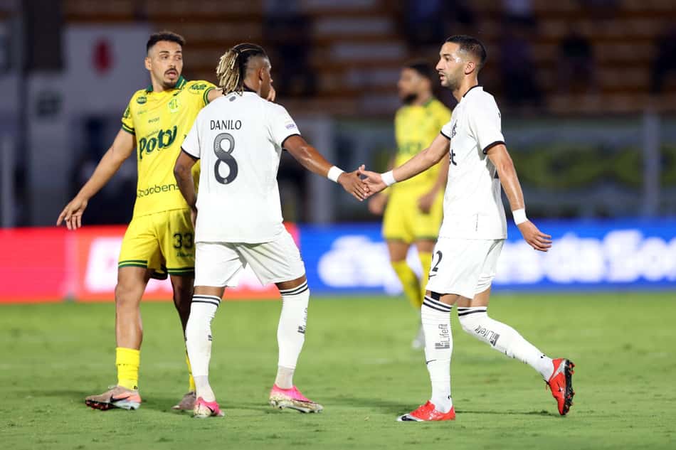 Ziyech e Danilo no jogo contra o Mirassol
