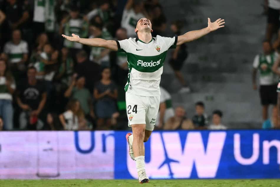 O atacante argentino do Elche, número 24, Abiel Osorio, comemora um gol durante a partida do Campeonato Espanhol entre Elche CF e Real Madrid CF, no Estádio Martínez Valero, em Elche