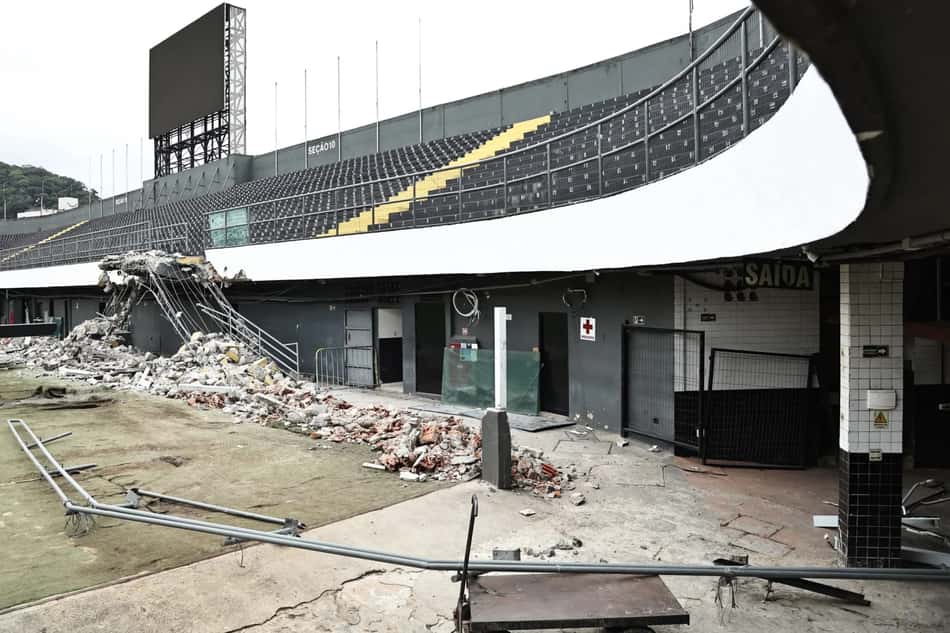 Obras na arquibancada Cosmo Damião, portão 7/8. 