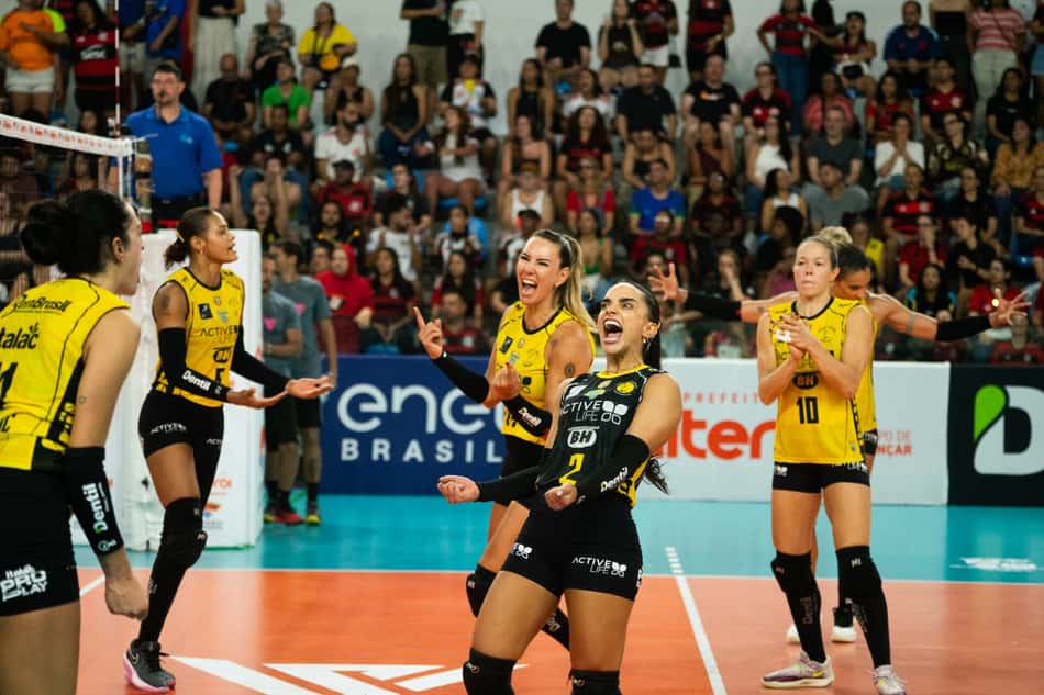 Adenízia comemora ponto em Sesc RJ Flamengo x Praia Clube