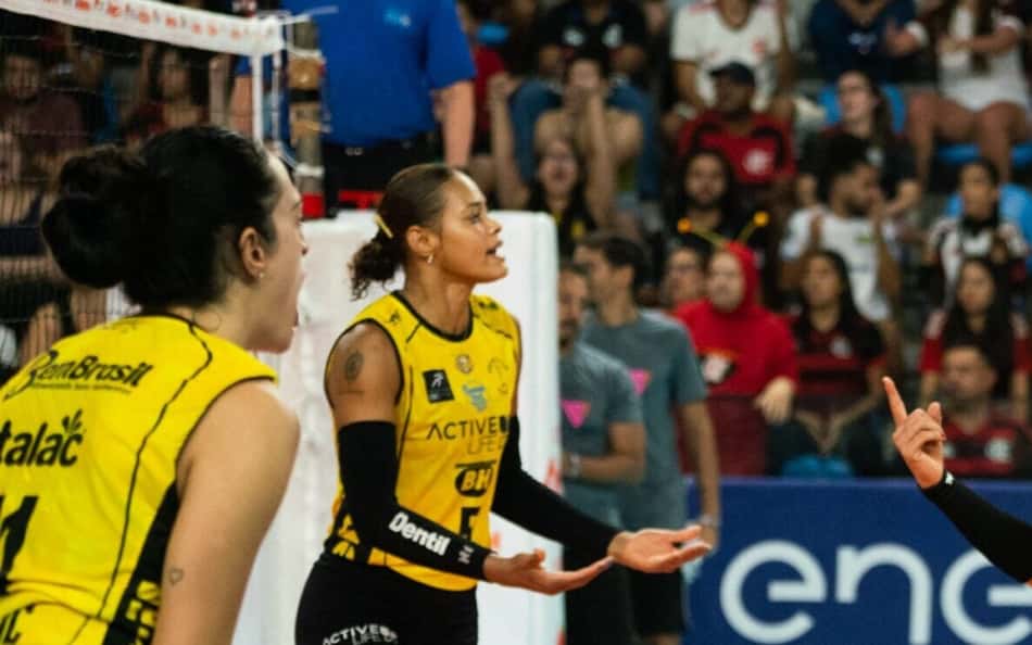 Adenízia comemora ponto em Sesc RJ Flamengo x Praia Clube