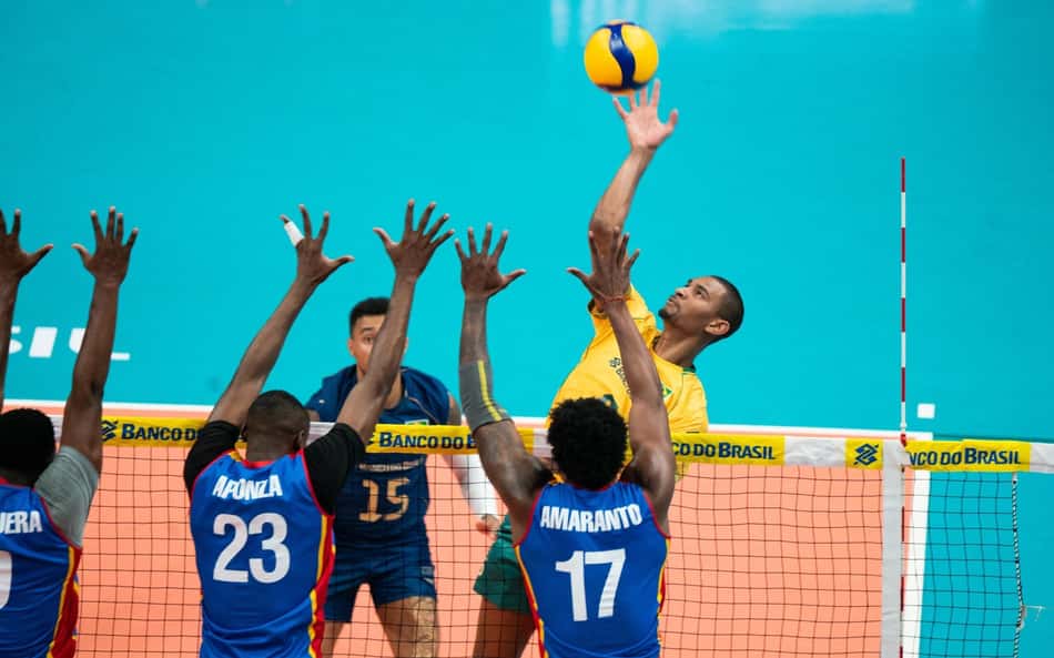 Adriano ataca em Brasil x Colômbia pelo Sul-Americano de vôlei