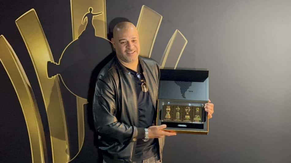 Adriano Imperador recebe homenagem