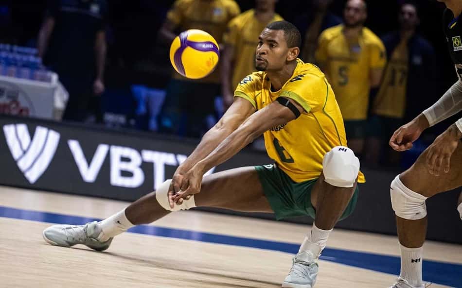 Adriano agacha no fundo de quadra em Brasil x China pela Liga das Nações